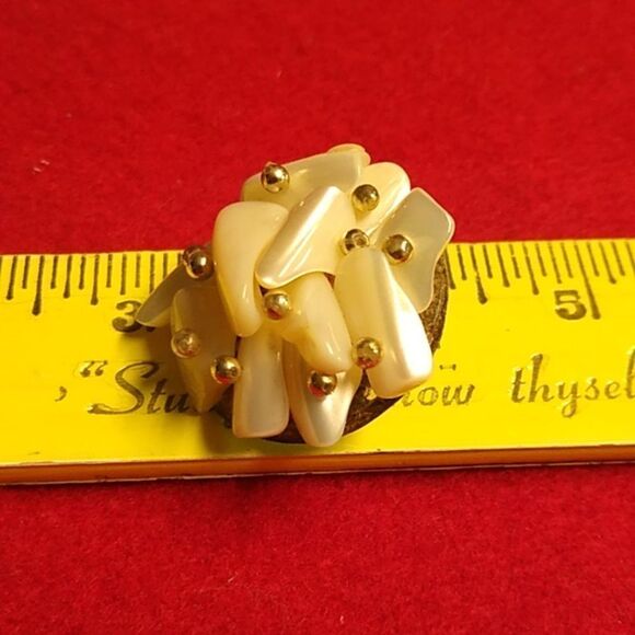 Vintage Mother of Pearl Chips Gold Tone Metal Beads Clip Earrings Cottagecore - Picture 6 of 7